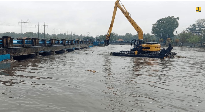 PU Mobilisasi Alat Berat Tangani Dampak Banjir di Bali