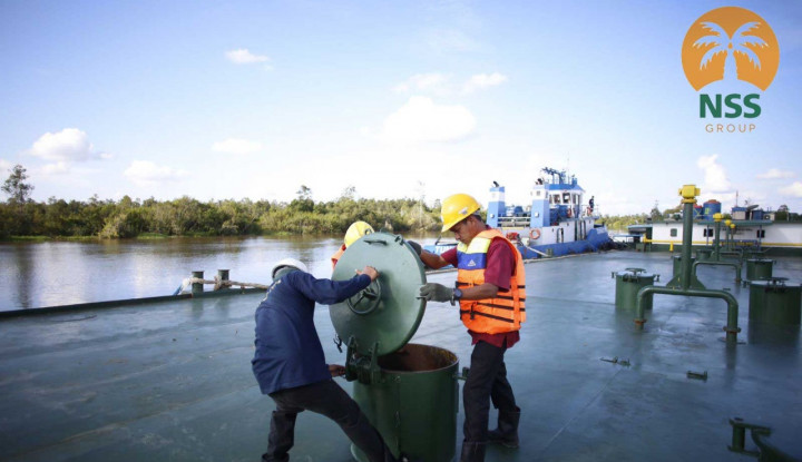 Tiga petugas tengah memeriksa infrastruktur perseroan. FOTO - ISTIMEWA Jual Murah, Pengendali NSSS Divestasi 50,26 Juta Lembar