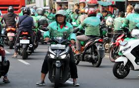 Ilustrasi pengemudi ojek online sedang menjemput rejeki. Dok. BeritaNasional. Perbaikan Nasib Pengemudi Ojol, BAM DPR Dukung Tuntutan APOB