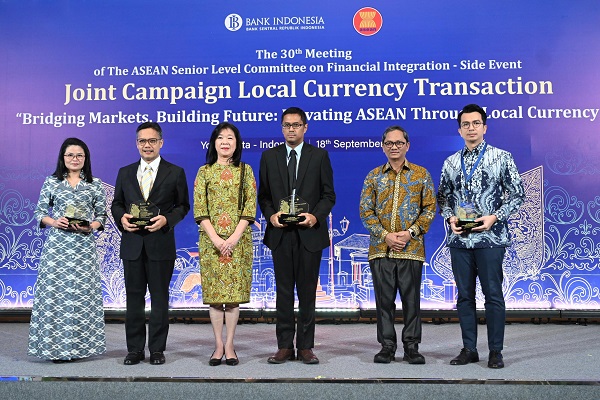 Deputi Gubernur Bank Indonesia Filianingsih Hendarta dalam acara Joint ASEAN LCT Campaign di Yogyakarta (18/9) yang diselenggarakan bersama Bank Negara Malaysia dan Bank of Thailand dan menjadi bagian dari rangkaian ASEAN Senior Level Committee ke-30. Transaksi Dengan Mata Uang Lokal ASEAN per Juli Setara USD14,1 Miliar