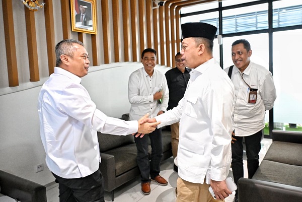 Menteri Perhubungan Dudy Purwagandhi dan Menteri Agraria dan Tata Ruang/Kepala Badan Pertanahan Nasional (ATR/BPN) Nusron Wahid melakukan pertemuan di Stasiun Kereta Cepat Karawang, Jawa Barat, Kamis (18/9), guna membahas percepatan pembangunan akses ke stasiun tersebut..(Foto: Kemenhub) Pembangunan Akses Jalan Stasiun Kereta Cepat Karawang Dikebut