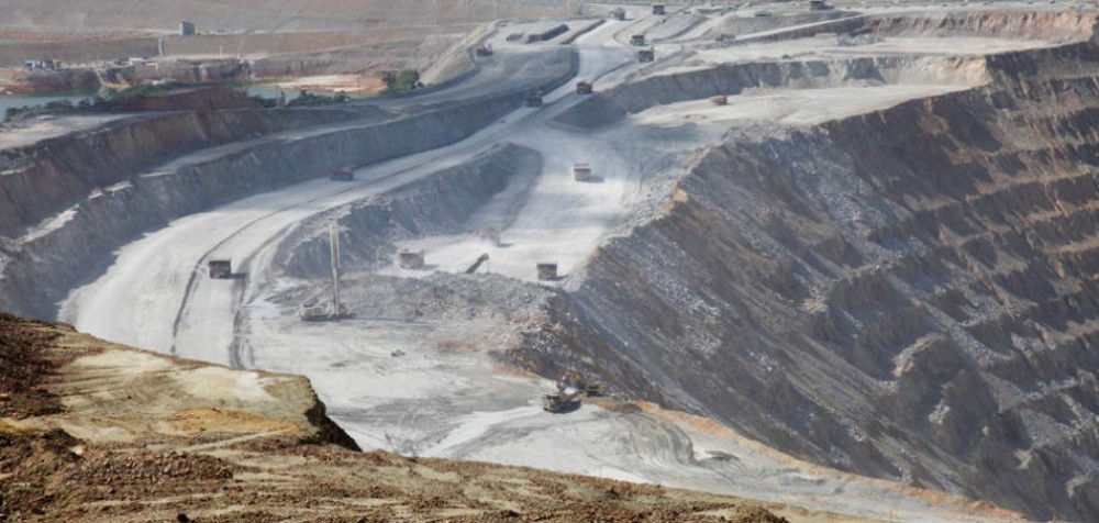 Sejumlah kendaraan alat berat hilir mudik di area pertambangan Bumi Resources. FOTO - ISTIMEWA Parkara Gibraltar Beres, Grup Bakrie (BUMI) Kebut Akuisisi WFL