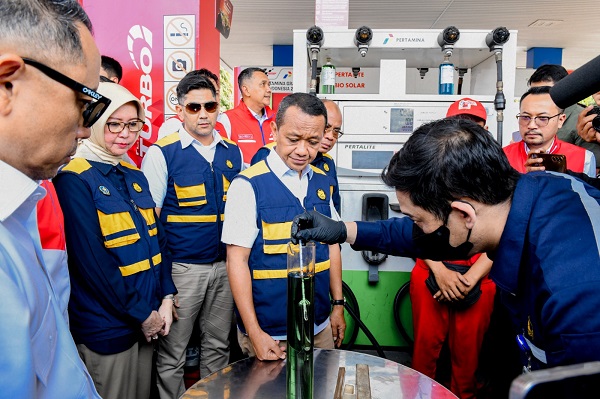 Menteri BUMN Bahlil Lahadalia dalam salah satu kunjungan ke SPBU milik Pertamina. (Foto: Dok) Bahlil: Impor BBM Tambahan Untuk Swasta Bukan Skema Satu Pintu