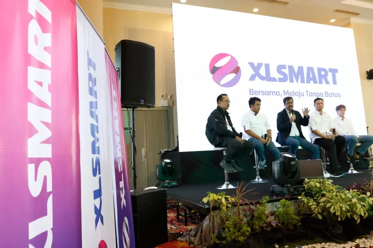 Pengurus XLSmart Telecom pada suatu kesempatan. FOTO - ISTIMEWA Direktur EXCL Asal Spanyol Borong Saham Saat Harga Turun