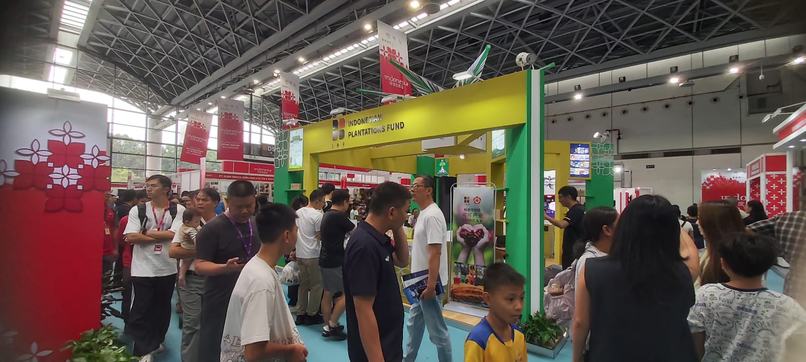 RAMAI - Sejumlah pengunjung termasuk mahasiswa Guangxi University antusias bertanya tentang sawit di booth BPDP di ajang CAEXPO-CABIS ke-22 17-21 September 2025 di NICEC, Guangxi. FOTO - ISTIMEWA Ramaikan CAEXPO-CABIS 2025, BPDPKS Perbesar Akses Pasar Tiongkok