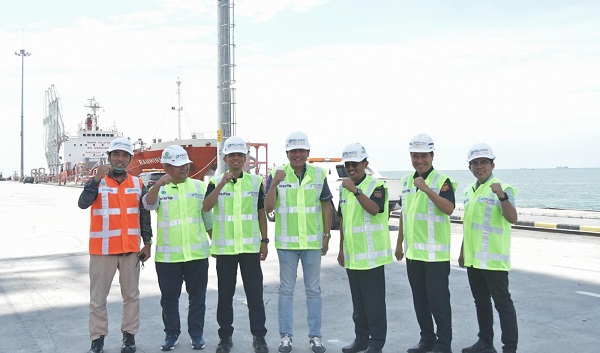 Staf Ahli Bidang Pembangunan Daerah Kemenko Perekonomian Haryo Limanseto, Sabtu (20/09) melakukan diskusi sekaligus kunjungan lapangan ke KEK Sei Mangkei dan Pelabuhan Kuala Tanjung di Sumatera Utara untuk memastikan integrasi kawasan industri dengan pelabuhan internasional berjalan optimal. Pemerintah Pastikan Kawasan Industri Terintegrasi Rantai Logistik