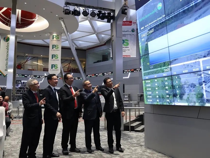 Manajemen BREN ketika mencatatkan sahamnya di BEI Free Float Barito Renewables (BREN) Kembali Bertambah
