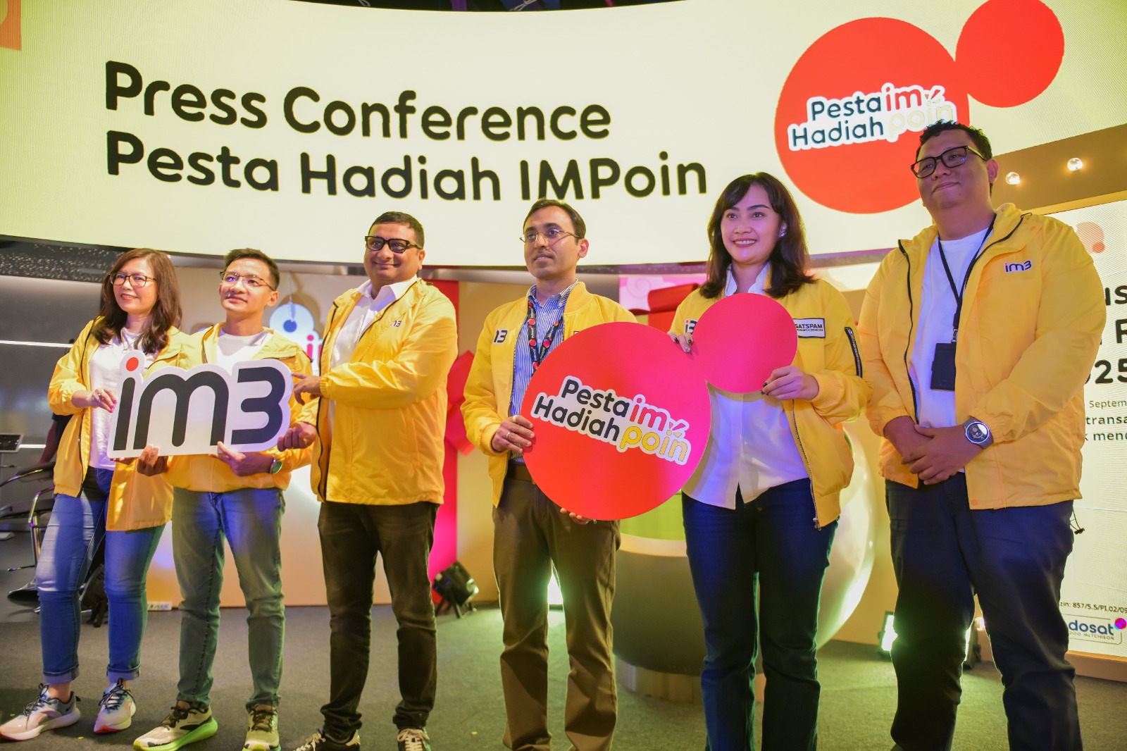 (ki-ka) Manish Kar - SVP-Head of High Value Growth Indosat, Vivek Mehendiratta - Chief Marketing Officer Indosat, Essy Cinta - SVP Head of National Brand IM3, Lucida Gloria - VP Head of Loyalty & Engagement Indosat dan Reginald Agustian – SVP Head of Digital Growth Indosat saat peluncuran program * Indosat M3 Suguhkan Pesta Hadiah 2025 untuk Pelanggan Setia