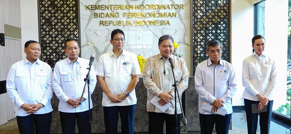 Menteri Koordinator Bidang Perekonomian Airlangga Hartarto didampingi Menkeu Purbaya Yudhi Sadewa dan sejumlah menteri menyampaikan konferensi Pers usai Rapat Koordinasi tentang Pelaksanaan Program Paket Ekonomi 2025 dan Penyerapan Tenaga Kerja di Jakarta, Senin (22/09). Ini Dia Sederet Paket Ekonomi yang Siap Digelar Hingga Awal 2026