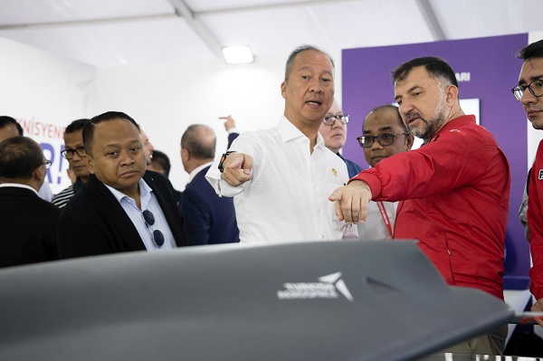 Saat menghadiri 12th Annual Teknofest Aerospace and Technology Festival yang berlangsung di Bandara Internasional Atatürk, Istanbul, Turki, Menteri Perindustrian (Menperin) Agus Gumiwang Kartasasmita sempat menyambangi stan Aspilsan, salah satu industri energi dan baterai Turki yang engembangkan solusi untuk kendaraan listrik.(Foto: Kemenperin) Industri Baterai Turki, Aspilsan, Terbuka Kolaborasi Dengan IBC