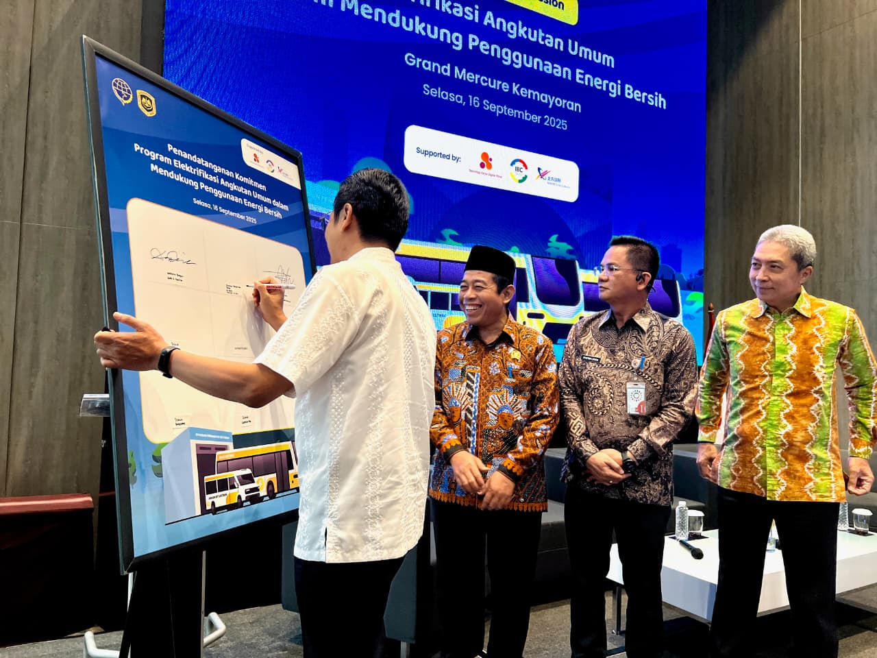 Sinergi Akselerasi Elektrifikasi Angkutan Umum, Ciptakan Energi Bersih