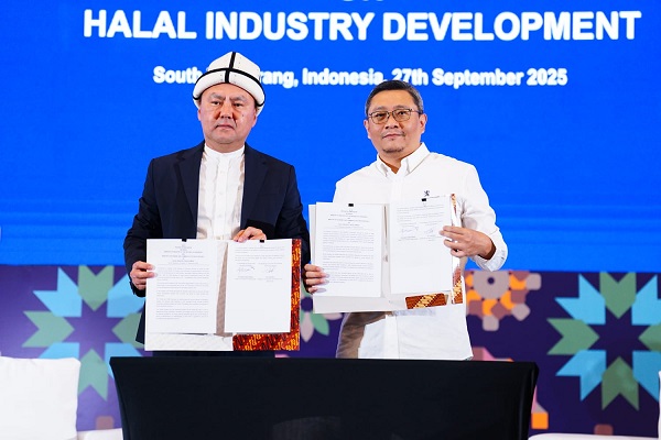 Kepala Pusat Pengembangan Industri Halal (PPIH) Kemenperin, Kris Sasono Ngudi Wibowo, dan Direktur Pusat Pengembangan Industri Halal Republik Kirgizstan, A.D. Kaiyrbekov menandatangani kerjasama mengembangkan potensi dan peluang kerja sama industri halal di sela penyelenggaraan Halal Indonesia International Industry Expo (Halal Indo) 2025 di ICE BSD, Tangerang, Banten. Sabtu (26/9) Indonesia–Kirgizstan Kerja Sama Kembangkan Industri Halal