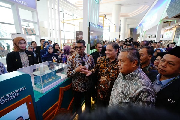 Menteri Koordinator Bidang Perekonomian Airlangga Hartarto dan Gubernur BI Perry Warjiyo ketika menghadiri Pembukaan Indonesia Sharia Economic Festival (ISEF) 2025, di Jakarta, Rabu (8/10). Permintaan Produk Syariah Global Mencapai Rp1.000 Triliun