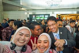 Menteri Keuangan Purbaya Yudhi Sadewa (kanan) melayani permintaan foto dengan pegawai usai berdialog bersama para Pelaku Pasar Modal di Main Hall BEI, Jakarta, Kamis (9/10/2025). Bisnis/Himawan L. Nugraha. Menkeu Minta BEI Optimalkan Kebijakan Yang Lindungi Investor Kecil
