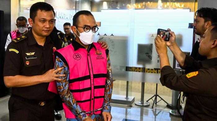 Mantan Direktur Utama PT Pertamina Patra Niaga (rompi tersangka). Dok. Kompas/Tribunnews. Kasus Tata Kelola Minyak Pertamina Eks Dirut Ini Rugikan Negara Rp285T