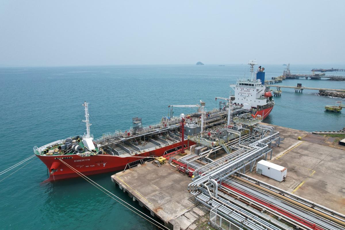 Potret pelabuhan kapal operasional milik emiten PT Chandra Asri Pacific Tbk. (TPIA) Direktur TPIA Cicil Beli Saham Saat Harga Naik, Ada Apa?