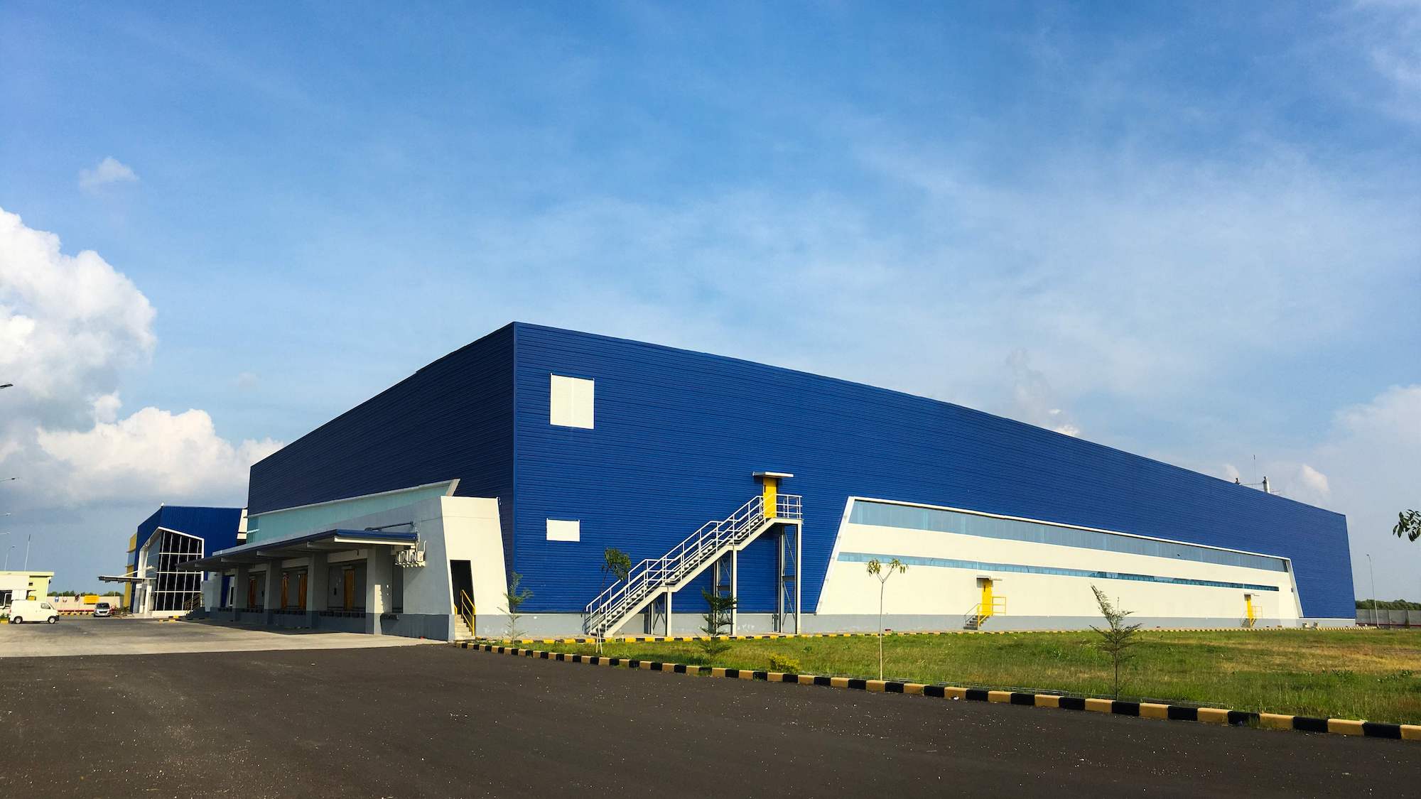 Gedung Sari Roti berdiri kukuh dibalut warna biru. FOTO - ISTIMEWA Izin Investor, ROTI Alihkan 50 Juta Saham Hasil Buyback