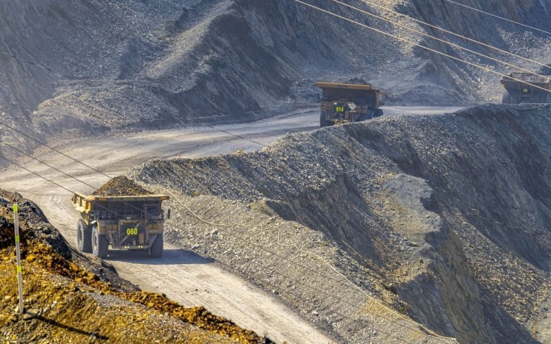 Sejumlah kendaraan alat berat beraksi di area pertambangan Amman Mineral. FOTO - ISTIMEWA Kuartal III-2025, AMMN Habiskan Biaya Eksplorasi USD2,69 Juta