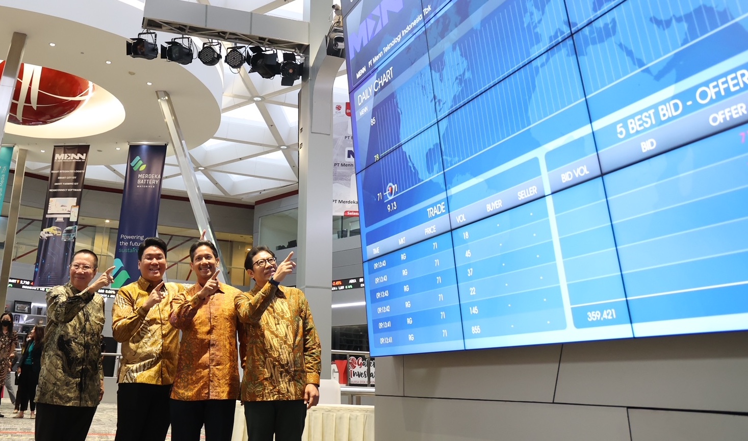 Pengurus Men Teknologi menilik dari deket pergerakan saham perseroan. FOTO - ISTIMEWA Abaikan BEI, Jora Nilam Kembali Lego Jutaan Saham MENN