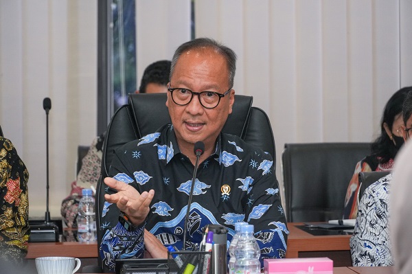 Menteri Perindustrian Agus Gumiwang Kartasasmita menegaskan bahwa keamanan masyarakat dan kelayakan lingkungan industri menjadi prioritas utama pasca-munculnya isu paparan radiasi Cesium-137 (Cs-137) di kawasan industri Cikande, Serang, Banten. Tak Temukan Radiasi Cesium-137, Kemenperin Pastikan KI Cikande Aman