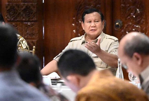 Sebelum bertolak ke Mesir, Presiden Prabowo Subianto hari Minggu (12/10) memimpin pertemuan bersama sejumlah anggota Kabinet Merah Putih di kediamannya, Jalan Kertanegara, Jakarta. Dengan Stimulus Baru Prabowo Kawal dan Pastikan Programnya Jalan