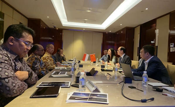 Menteri Perindustrian Agus Gumiwang Kartasasmita dalam mengadakan pertemuan bilateral Menperin dengan pimpinan Jiangxi Jovo Energy Co Ltd di Shanghai, Tiongkok, Jumat (10/10). Pemerintah Jajaki Gandeng Jovo Energy, China, dalam Distribusi LNG