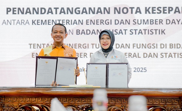 Menteri ESDM Bahlil Lahadalia bersama Kepala BPS Amalia Adininggar Widyasanti, Selasa (14/10) menandatangani nota kesepahaman dalam penyediaan dan pengolahan data dan informasi.(Foto: ESDM) Kementerian ESDM dan BPS Finalisasi Data Penerima Subsidi Energi