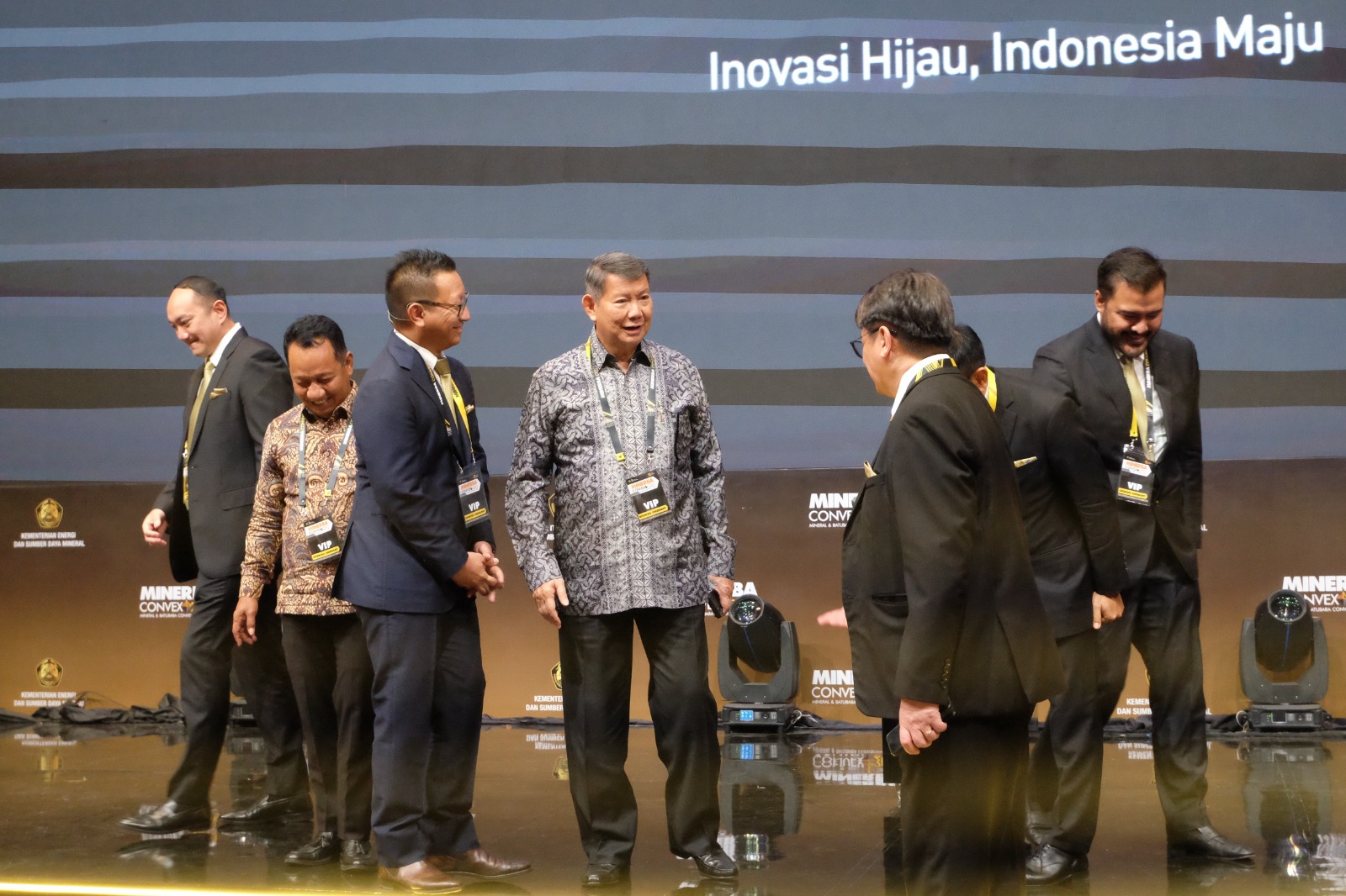 PT Arsari Tambang, bagian dari Arsari Group, perusahaan meluncurkan produk timah ramah lingkungan bernama Envirotin yang diklaim diproduksi dengan teknologi rendah karbon dan berbasis energi terbarukan. Arsari Tambang Rilis Envirotin, Timah Ramah Lingkungan dari Indonesia