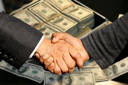 ULN swasta melanjutkan kontraksi pertumbuhan. Posisi ULN swasta tercatat sebesar 194,2 miliar dolar AS, atau mengalami kontraksi pertumbuhan sebesar 1,1% (yoy) pada Agustus 2025, Kontraksi Berlanjut; ULN Swasta Agustus 2025 USD194,2 Miliar