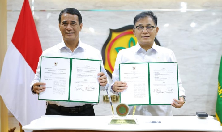 Menteri Pertanian Andi Amran Sulaiman dan Kepala Badan Percepatan Pengentasan Kemiskinan (BP Taskin) Budiman Sudjatmiko menandatangani nota kesepahaman (MoU) di Kantor Pusat Kementan, Ragunan, Jakarta, Selasa (14/10/2025).(Foto: Kementan) Mentan: Entas Kemiskinan Tak Boleh Ego Sektoral dan Birokrasi Panjang