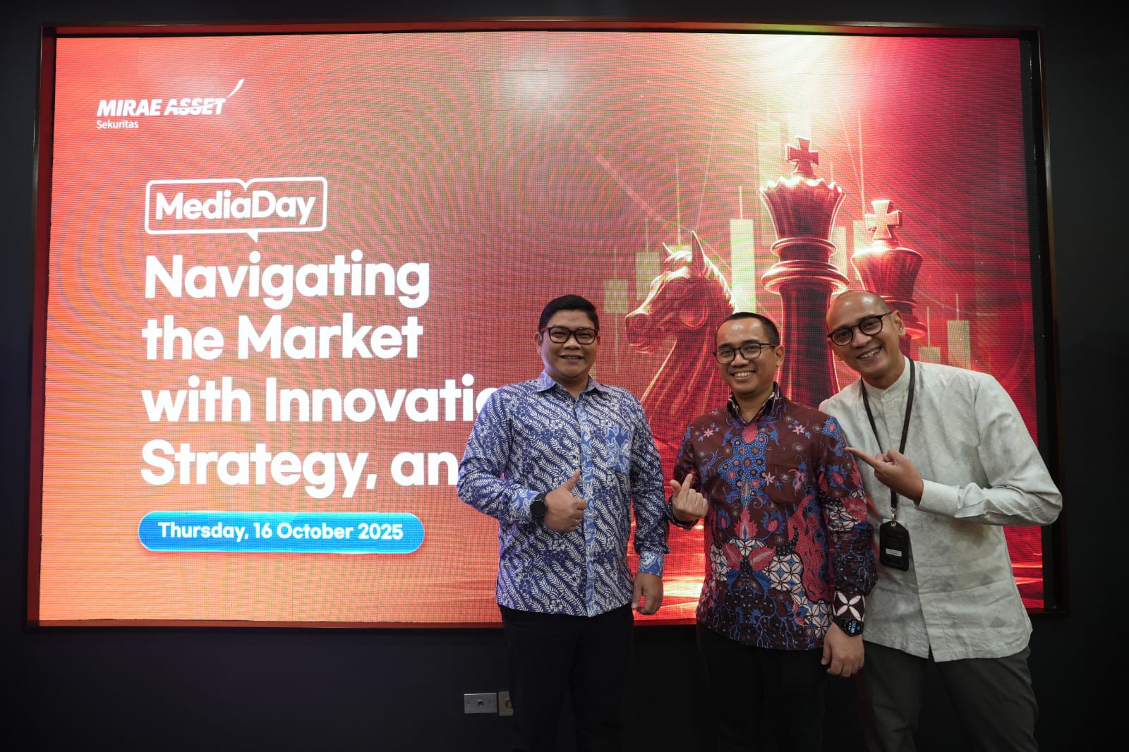 (Dari kiri ke kanan): Head of Business Development PT Mirae Asset Sekuritas Indonesia Simon Gunawan Sinaga, Head of Research & Chief Economist Rully Arya Wisnubroto, dan Head of Marketing Leo Nara Wirendra dalam 'Media Day: October 2025 by Mirae Asset' bertema Hadapi Volatilitas Pasar, Mirae Aset Rekomendasikan 5 Saham ini