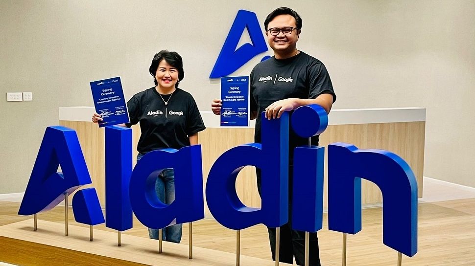 Dua personel Bank Aladin mejeng di teras kantor perseroan. FOTO - ISTIMEWA Kapok Tekor! Kuartal III 2025 BANK Serok Laba Rp128,15 Miliar