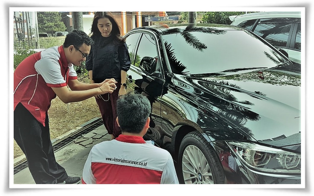 Personel Victoria Insurance kala melayani pelanggan. FOTO - ISTIMEWA Izin Investor, VINS Private Placement 146,05 Juta Lembar