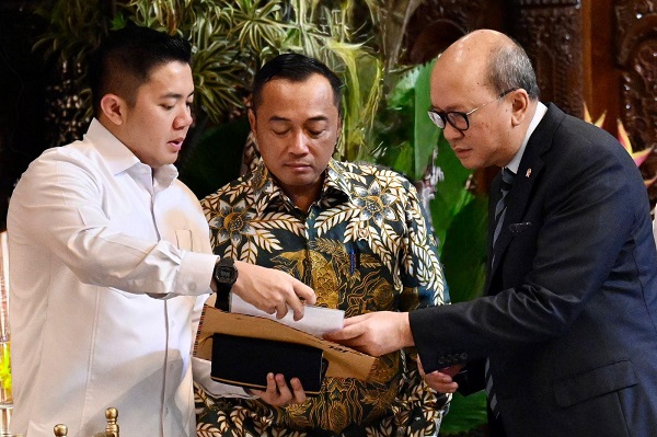 Sekretaris Kabinet (Seskab) Teddy Indra Wijaya, Mensesneg Prasetyo Hadi, dan Menteri Investasi dan Hilirisasi yang juga Ketua Daya Anagata Nusantara (Danantara) Rosan Perkasa Roeslani berbicara usai menghadiri rapat terbatas bersama Presiden Prabowo Subianto di Kertanegara, Jakarta, Kamis (16/10) Presiden Minta Pemanfaatan DHE Dioptimalkan untuk Dorong Ekonomi