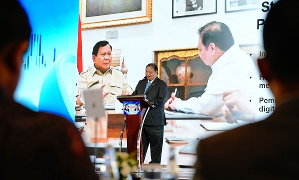 Menko Perekonomian Airlangga Hartarto pada acara Talkshow Metro TV bertema “1 Tahun Pemerintahan Prabowo-Gibran – Optimism on 8% Economic Growth” di Jakarta, Kamis (16/10). Airlangga: Indonesia Bright Spot di Tengah Ketidakpastian Global
