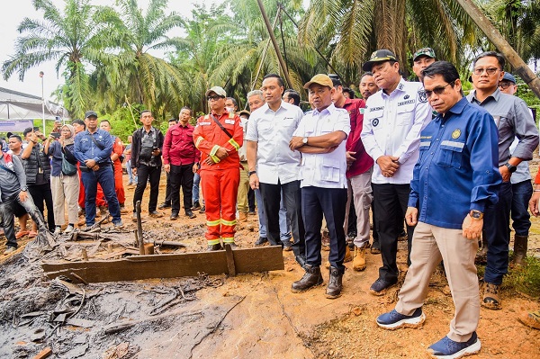 Menteri ESDM Bahlil Lahadalia saat meninjau kegiatan produksi sumur minyak rakyat di Desa Mekar Sari, Kabupaten Musi Banyuasin, Sumatera Selatan, Kamis (16/10). Pemerintah Beli Produksi Minyak Rakyat 80 persen dari ICP