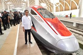 Presiden ke-7 RI Joko Widodo dengan latar belakang Kereta Cepat Whoosh. Dok. BeritaSatu. Cerita LBP Soal Kondisi Keuangan Proyek Whoosh, Busuk Barang Itu