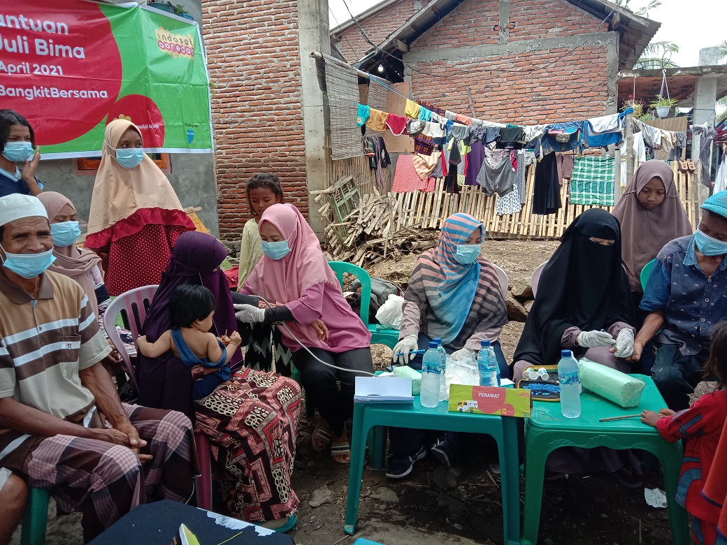 Indosat Ooredoo (ISAT) Salurkan Bantuan ke Lokasi Terdampak Banjir di NTT dan NTB