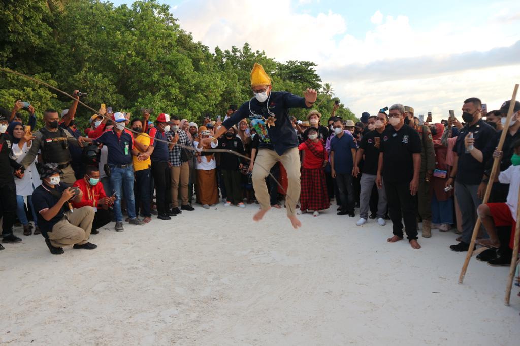 Sandiaga Uno Ajak Berwisata ke Pantai Ngurbloat, Ada Hamparan Pasir Sehalus Bedak