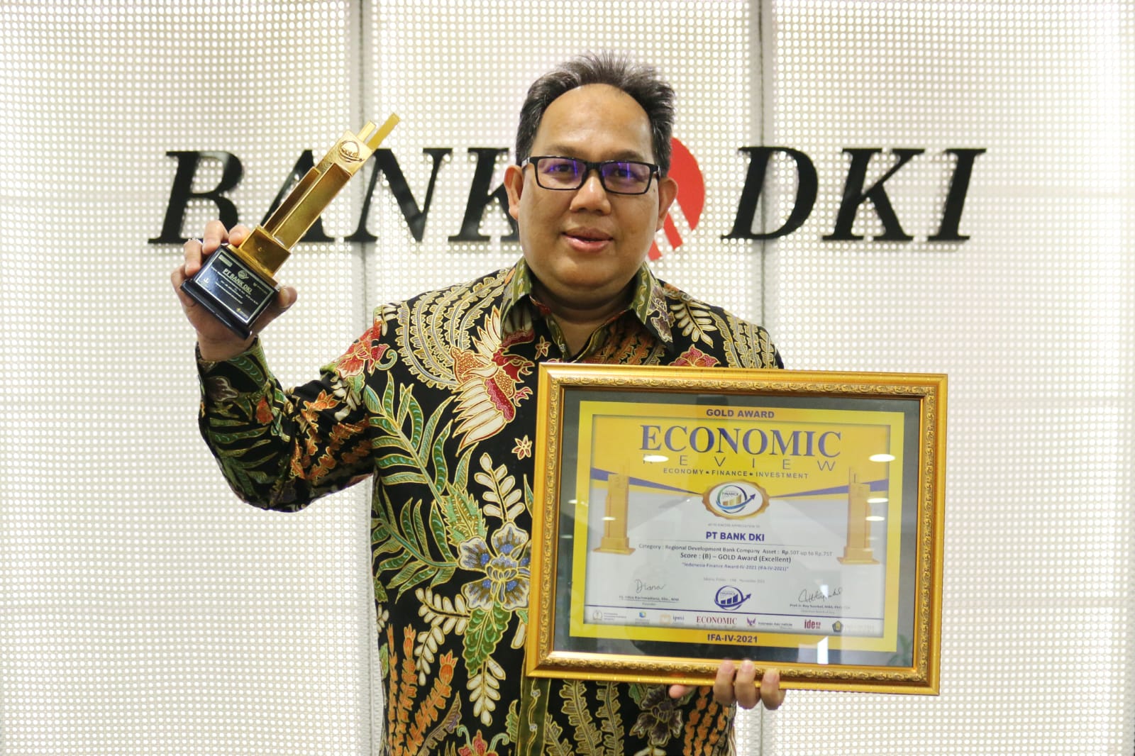 Bank DKI Terima Penghargaan Gold Award