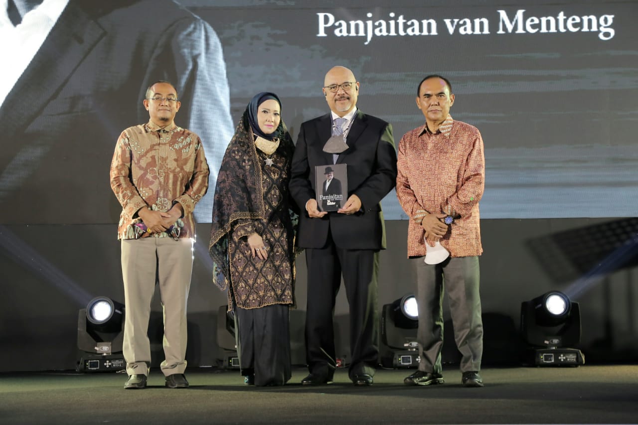 Rayakan HUT, CEO Agung Concern Group Luncurkan Buku Panjaitan van Menteng The Godfather