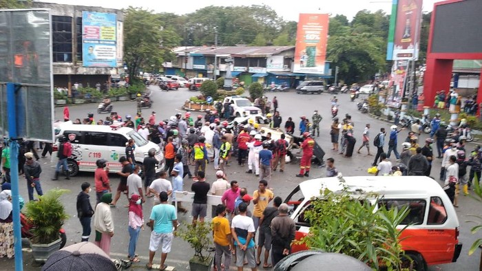 Truk Tronton Bermuatan 20 Ton Kapur Tebar Maut di Balikpapan, Lima Orang Tewas