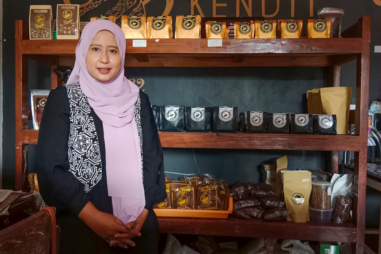 Senyum Vera Damayanti, Pemilik Usaha Kopi UD Cangkir UMKM Binaan Semen Gresik