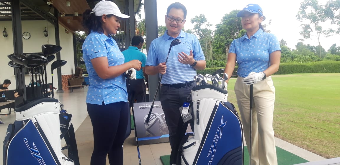 General Manager PT MAP Aktif Tinneke Agustina, Regional Golf and DS Business Manager Mizuno Singapore Pte Lt Jay Vie Ong, dan Atlet Golf Dea Mahendra. dok. ist. Iron Mizuno JPX923, Dirancang Sesuai Kustom untuk Performa Khusus
