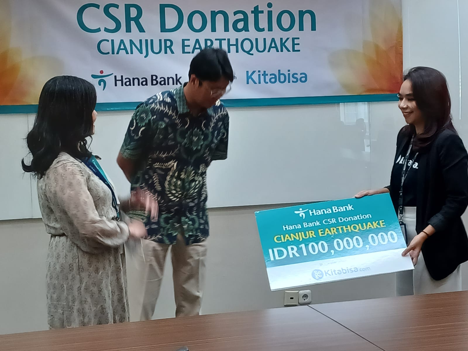 Bank Hana Serahkan Bantuan Kemanusiaan untuk Korban Gempa Cianjur