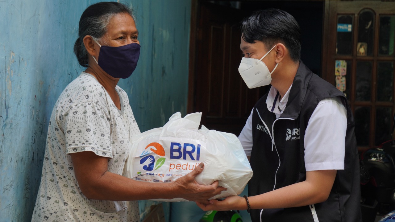 Berbagi Kasih di Hari Natal, BRI Salurkan Paket Sembako dan Santunan di Regional Office