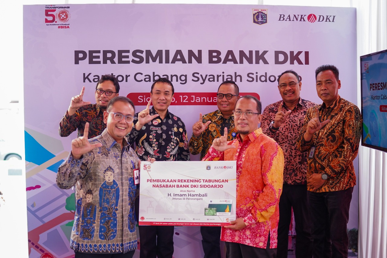 Pembukaan kantor cabang Bank DKI Jakarta di Sidoarjo. dok2. ist. Buka Kantor Cabang di Sidoarjo, Direktur Bank DKI Serahkan Tabungan pada Nasabah Pertama