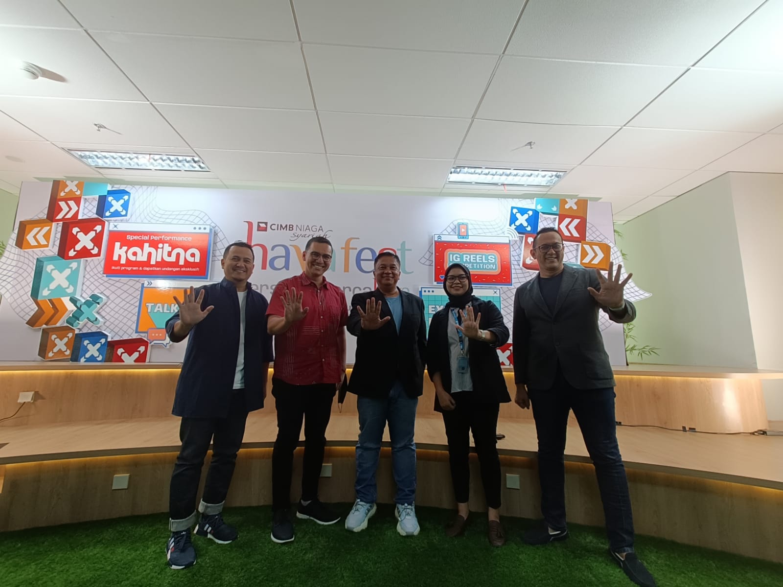 Head of Sharia Consumer CIMB Niaga Bung Aldilla (tengah) bersama Corporate Relations Lead Waste4Change Danidra Azalia (kedua kanan), Head of Marketing, Brand and Customer Experience CIMB Niaga Toni Darusman (kedua kiri), Sharia Consumer Financing Sales Head CIMB Niaga Ferry Finenko (kiri), dan Sharia Funding & Community Head CIMB Niaga Lucky Harfiandi (kanan) pada Media Gathering Haya Fest 2023, di Jakarta, Selasa (24/1/2023). dok. ist. CIMB Niaga Syariah Haya Fest 2023, Bersama Bercahaya