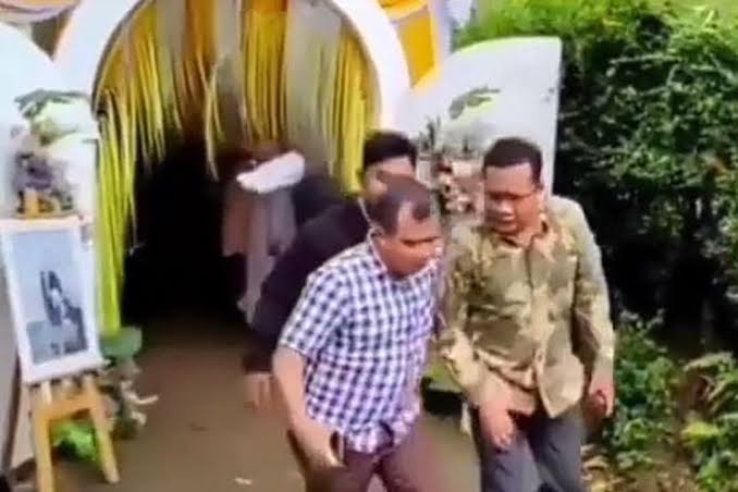 Terpidana kasus korupsi dana BOS di Purworeja Didik Prasetya Adi (rompi oranye) dijebloskan ke tahanan. dok. Suara Merdeka. Dijemput Paksa di Pesta Pernikahan, Buron Terpidana Korupsi Dana BOS itu Kaget Bukan Main