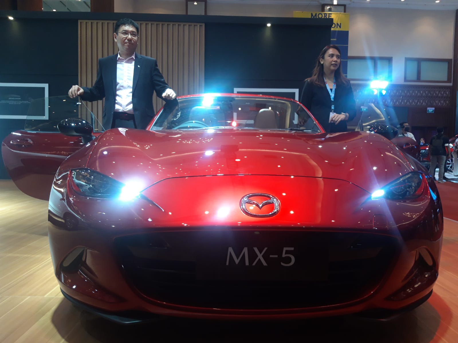 Ricky Thio (kiri), Managing Director PT Eurokars Motor Indonesia dan Pramita Sari, Marketing and Communications General Manager PT Eurokars Motor Indonesia memperkenalkan sportscar Mazda MX 5 di ajang pameran Jakarta Auto Week (JAW) di Jakarta Convention Center (JCC), Jumat (10/3/2023). dok. ist. Mazda Indonesia Hadirkan Produk Unggulan Bersama Jeffry Tan di GAIKINDO Jakarta Auto Week